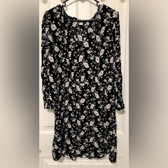 Old Navy Dresses & Skirts - 🔥2/$20🔥 Black floral dress sz L. Keyhole in front. Elastic at end of sleeves